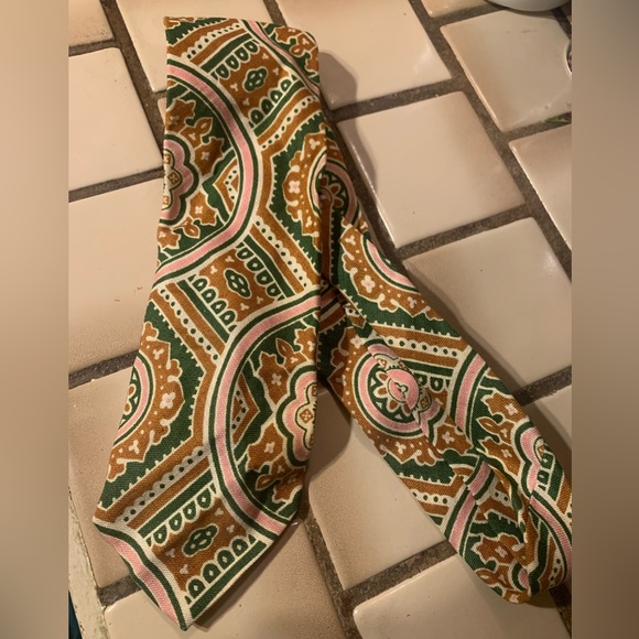 Longchamp Other - Vintage Longchamps all linen mandala shape design pink green tan tie